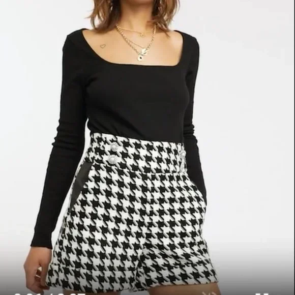 💥CHIC & SEXY💥Tweed, Leather & Buttons Shorts in Black/White Houndstooth
